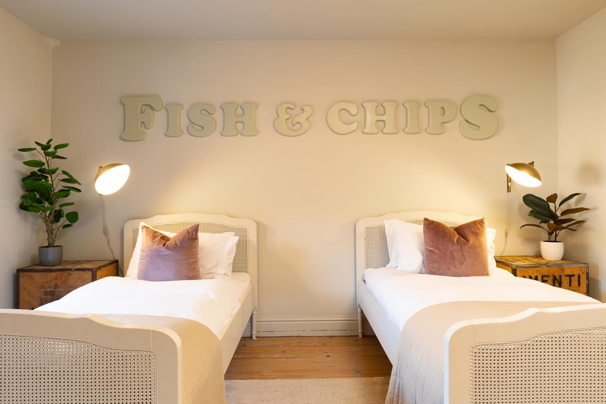 Stylish Seaside Home With King Beds And Parking Скарборо Экстерьер фото